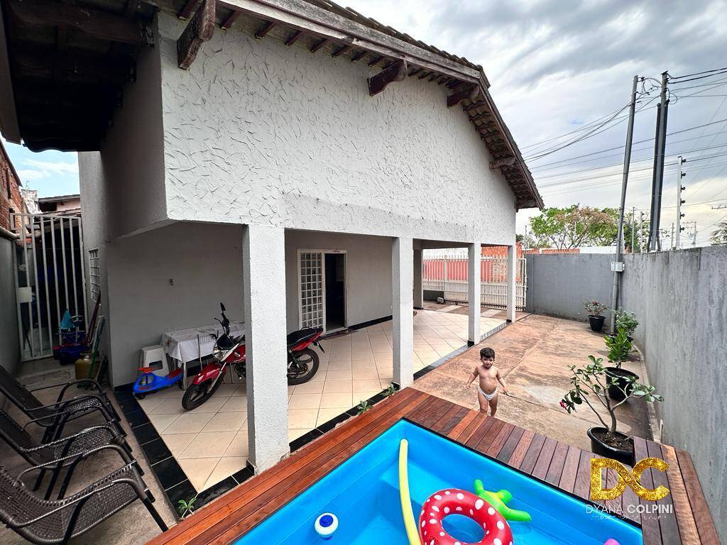 Casa à venda com 3 quartos, 116m² - Foto 1