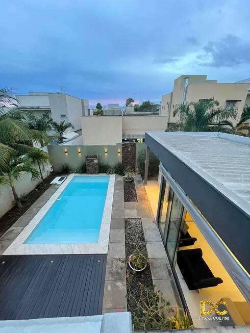 Casa de Condomínio à venda com 3 quartos, 285m² - Foto 1