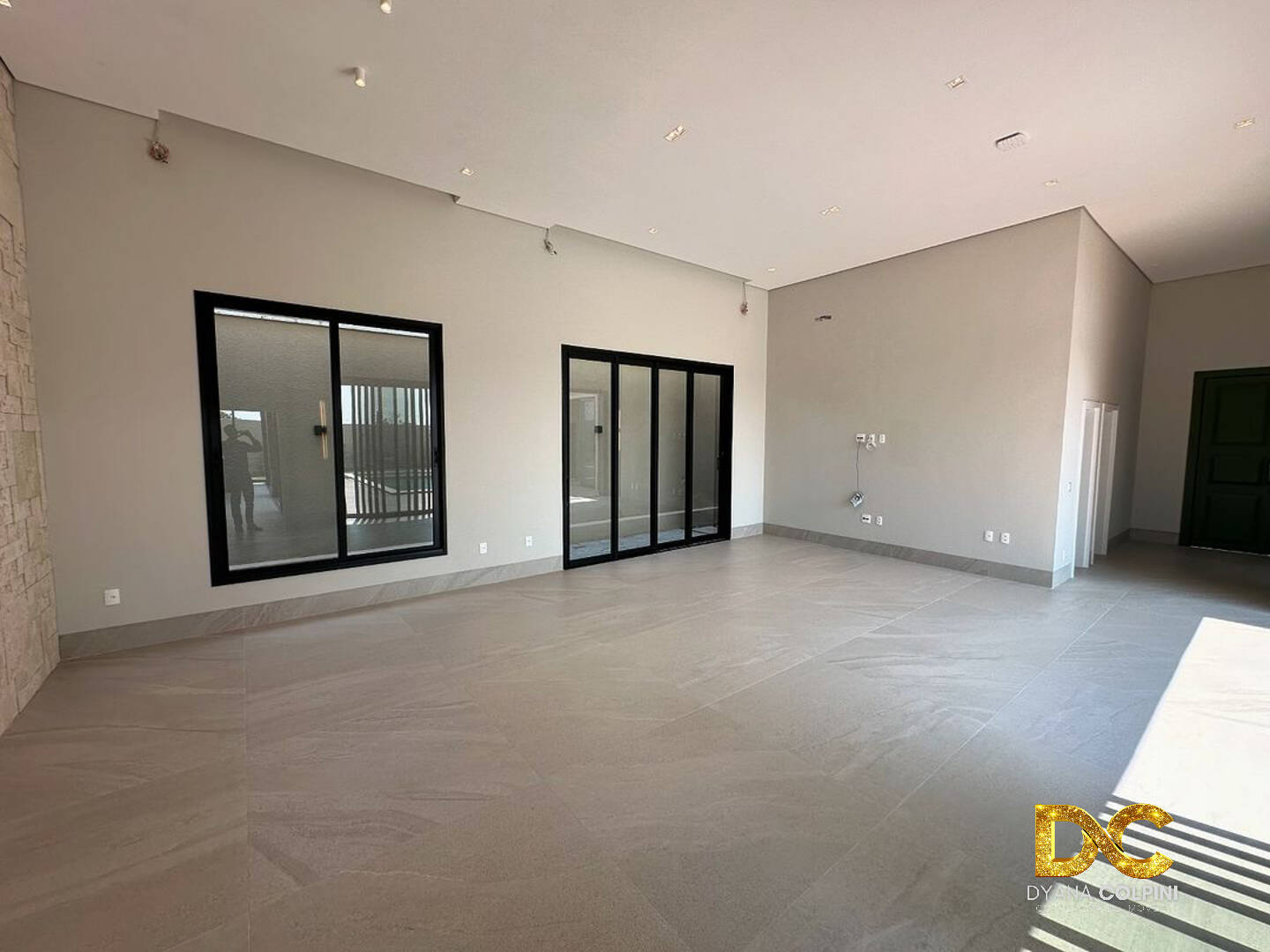 Casa de Condomínio à venda com 4 quartos, 372m² - Foto 2