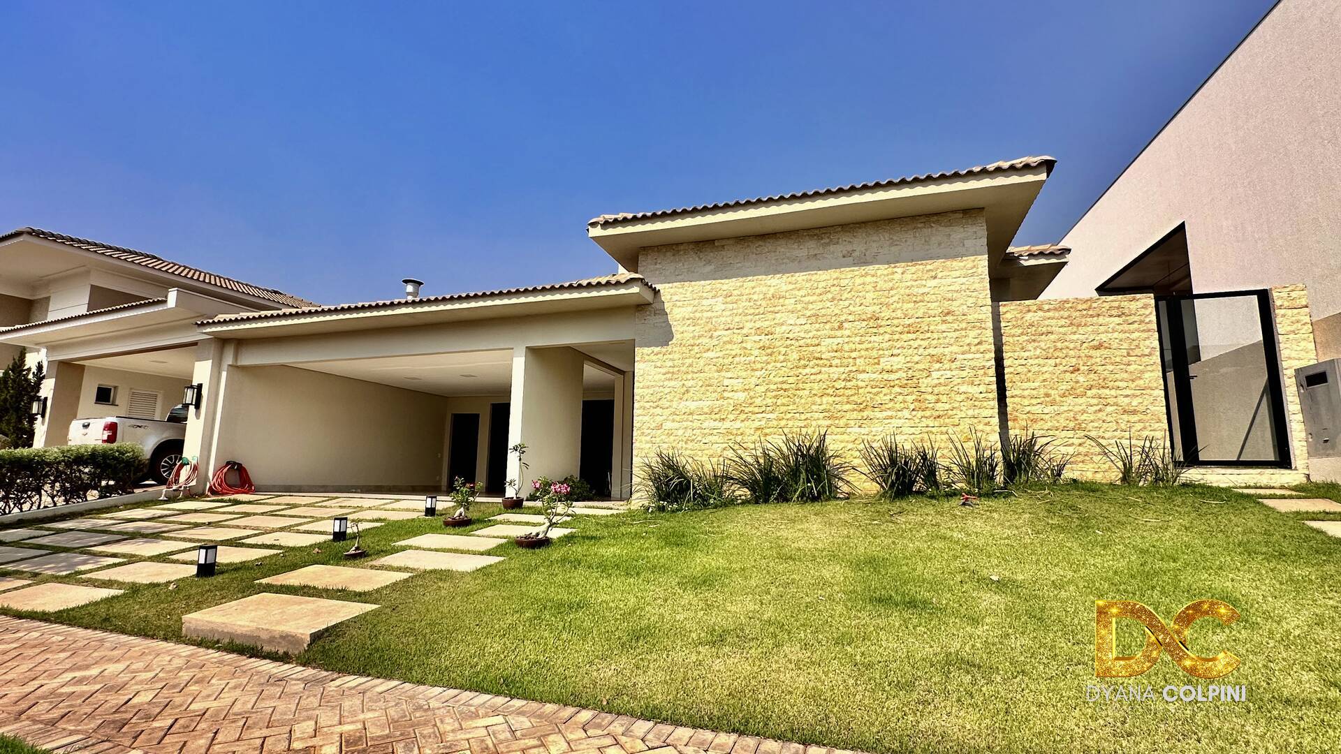 Casa de Condomínio à venda com 3 quartos, 290m² - Foto 1