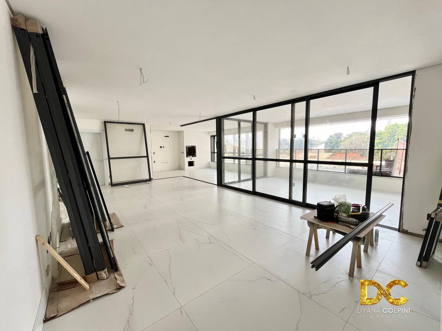 Apartamento à venda com 3 quartos, 238m² - Foto 2