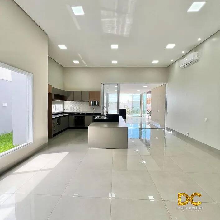 Casa de Condomínio à venda com 3 quartos, 255m² - Foto 1